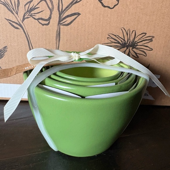 Rae Dunn St. Patrick’s Day ☘️ Measuring Cups - Picture 3 of 3